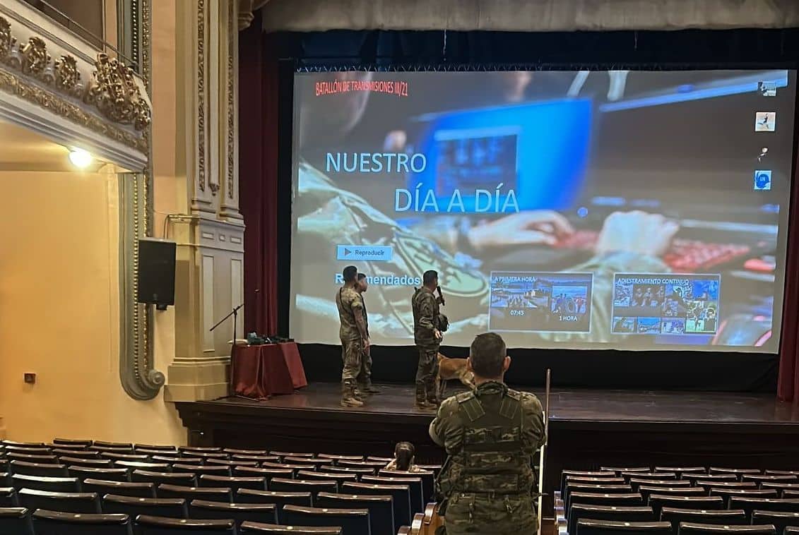 Militares del Regimiento de Transmisiones 21 acercan su labor a los escolares de Haro 2