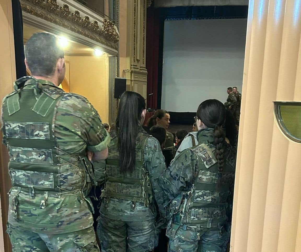 Militares del Regimiento de Transmisiones 21 acercan su labor a los escolares de Haro 3
