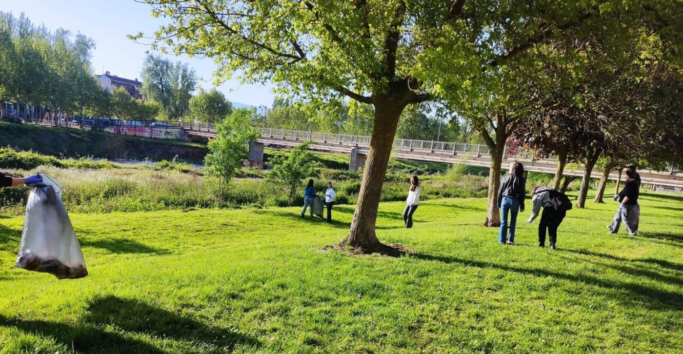 Alumnado del IES Rey Don García realiza labores de limpieza en la ribera del Najerilla 3