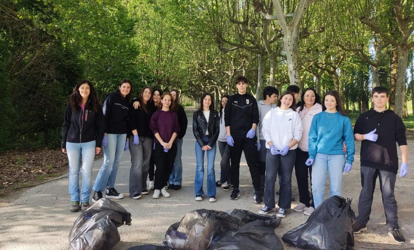 Alumnado del IES Rey Don García realiza labores de limpieza en la ribera del Najerilla 2