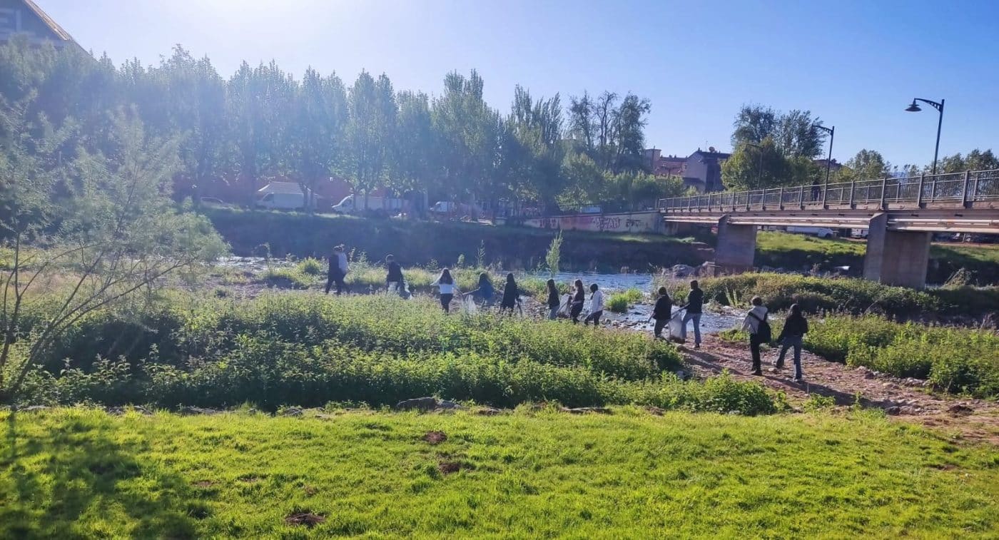 Alumnado del IES Rey Don García realiza labores de limpieza en la ribera del Najerilla 1