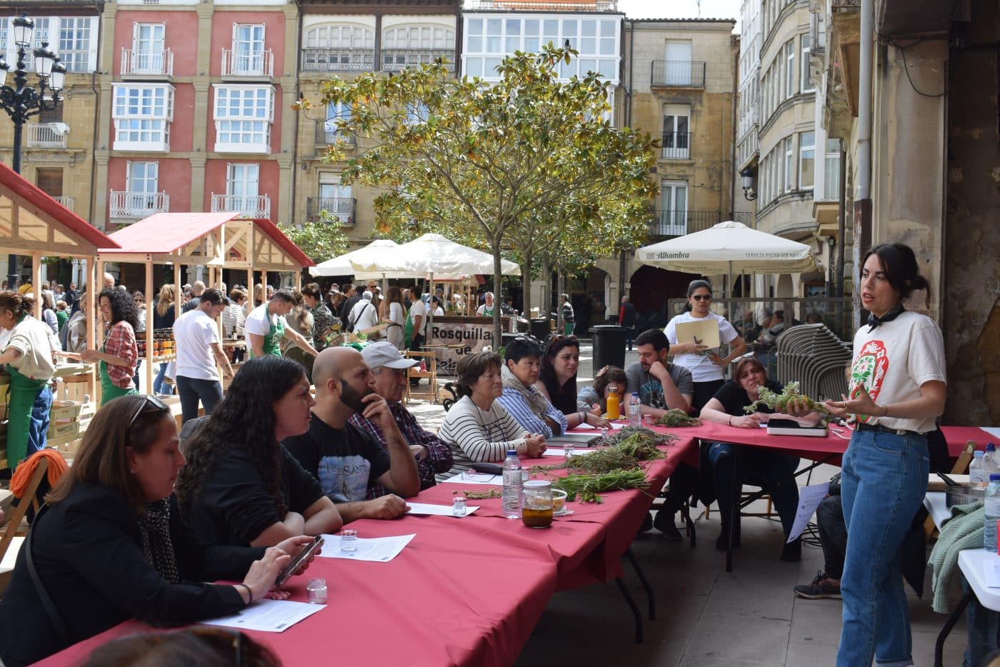 FOTOS: HAROmas vuelve a llenar de productos riojanos la plaza de la Paz 40
