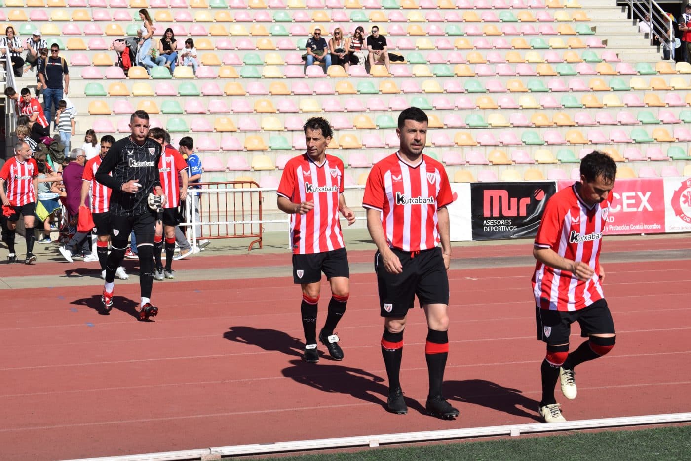 FOTOS: Los Veteranos del Haro y Athletic juegan por los damnificados por la DANA 8 FOTOS: Los Veteranos del Haro y Athletic juegan por los damnificados por la DANA 8