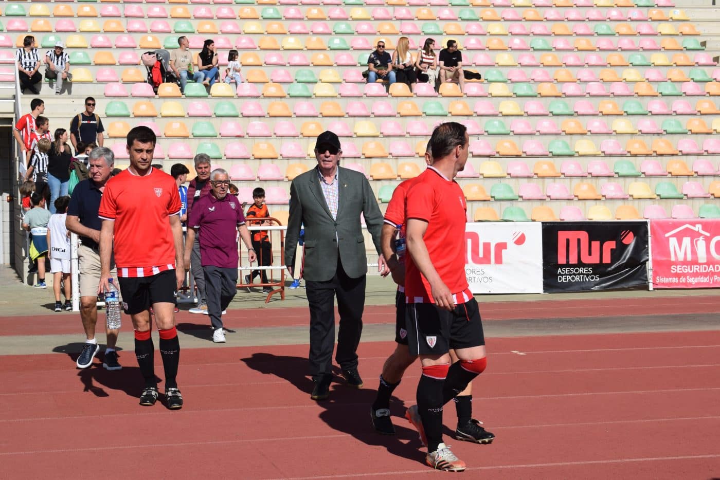 FOTOS: Los Veteranos del Haro y Athletic juegan por los damnificados por la DANA 9 FOTOS: Los Veteranos del Haro y Athletic juegan por los damnificados por la DANA 9