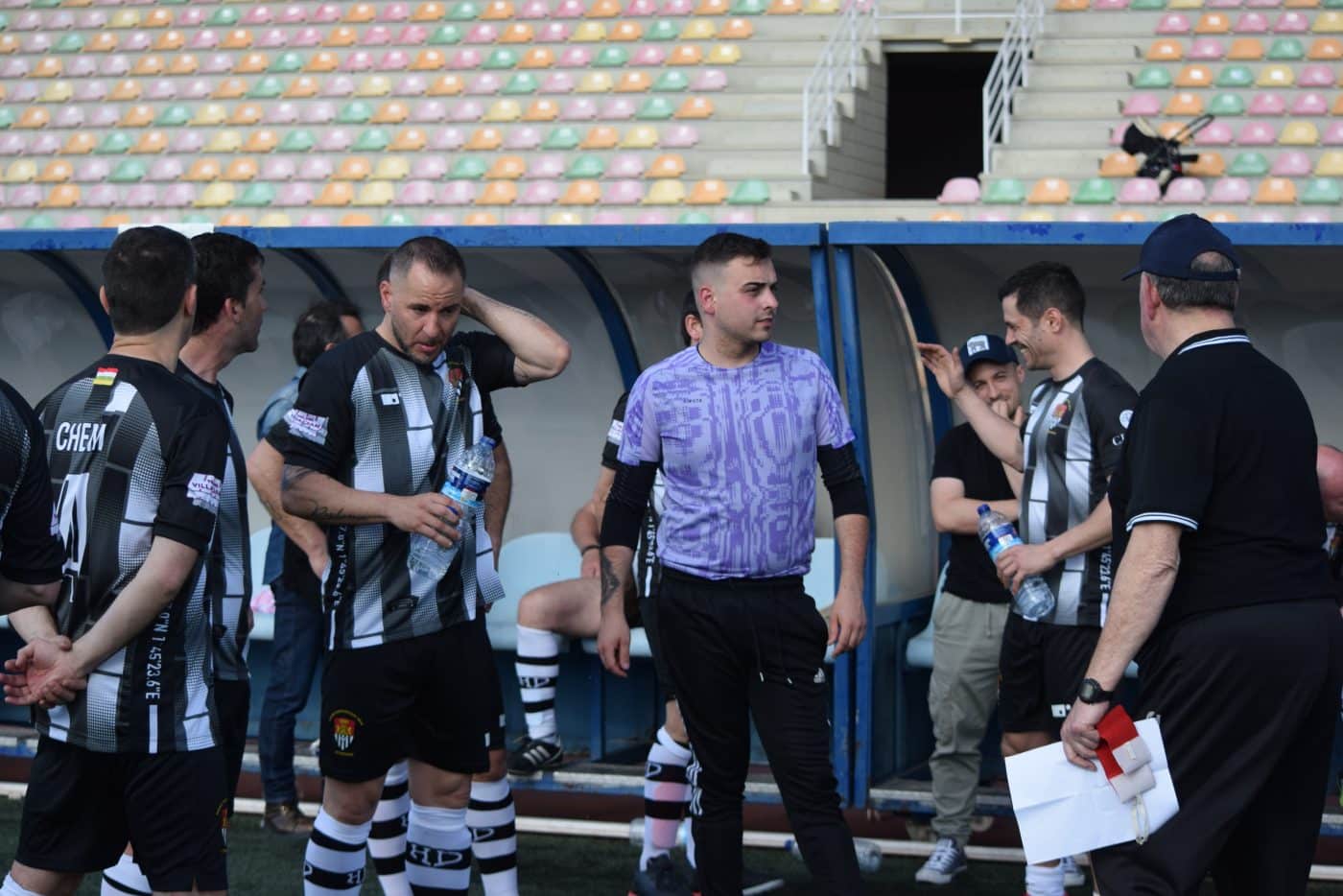 FOTOS: Los Veteranos del Haro y Athletic juegan por los damnificados por la DANA 49 FOTOS: Los Veteranos del Haro y Athletic juegan por los damnificados por la DANA 49