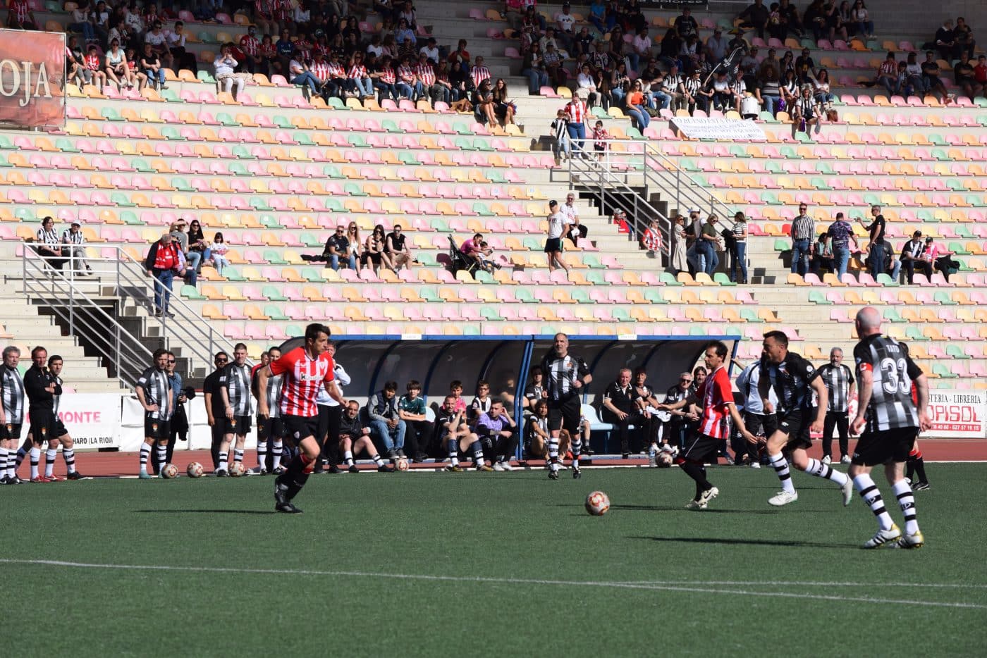 FOTOS: Los Veteranos del Haro y Athletic juegan por los damnificados por la DANA 37 FOTOS: Los Veteranos del Haro y Athletic juegan por los damnificados por la DANA 37
