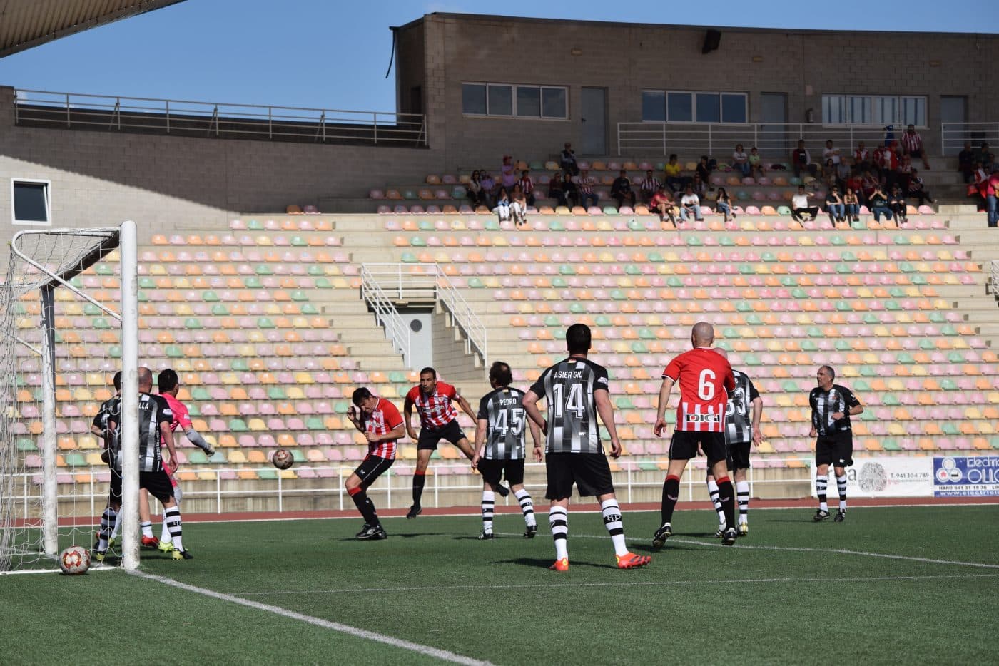 FOTOS: Los Veteranos del Haro y Athletic juegan por los damnificados por la DANA 22 FOTOS: Los Veteranos del Haro y Athletic juegan por los damnificados por la DANA 22