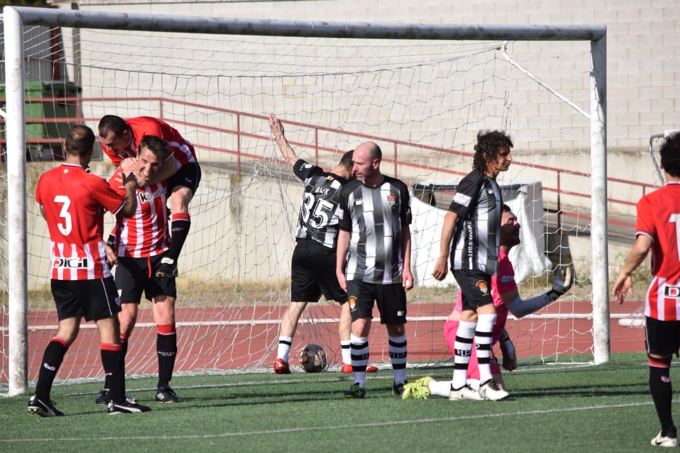 FOTOS: Los Veteranos del Haro y Athletic juegan por los damnificados por la DANA 7 FOTOS: Los Veteranos del Haro y Athletic juegan por los damnificados por la DANA 7