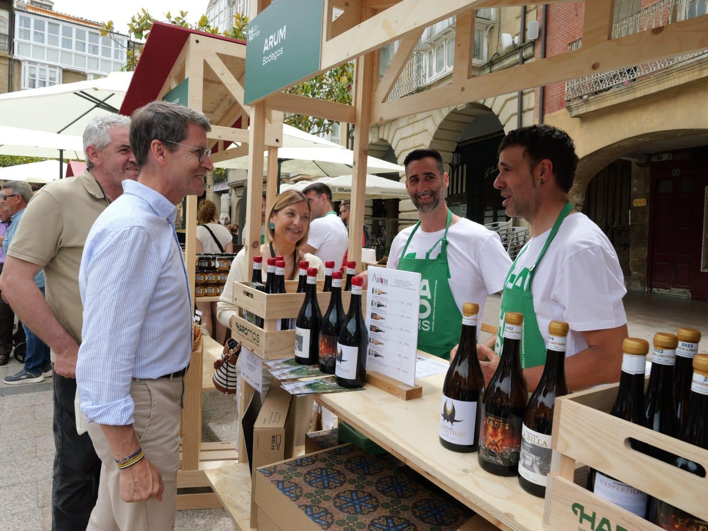 FOTOS: Capellán visita el mercado HAROmas en la plaza de la Paz 1