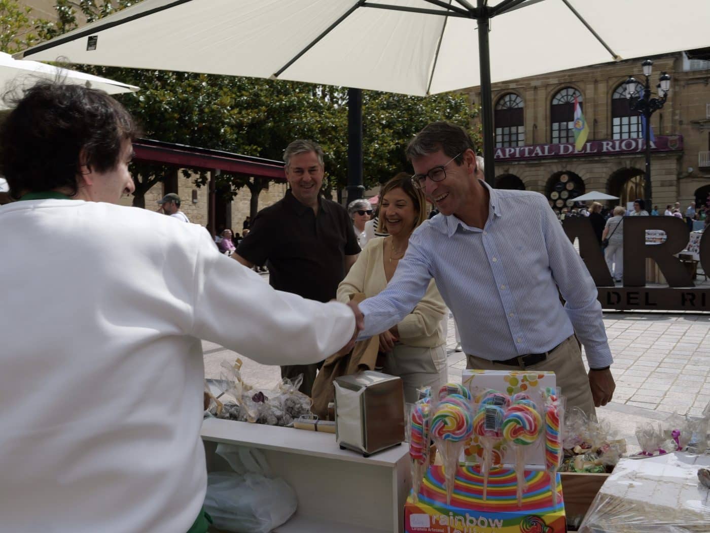 FOTOS: Capellán visita el mercado HAROmas en la plaza de la Paz 13