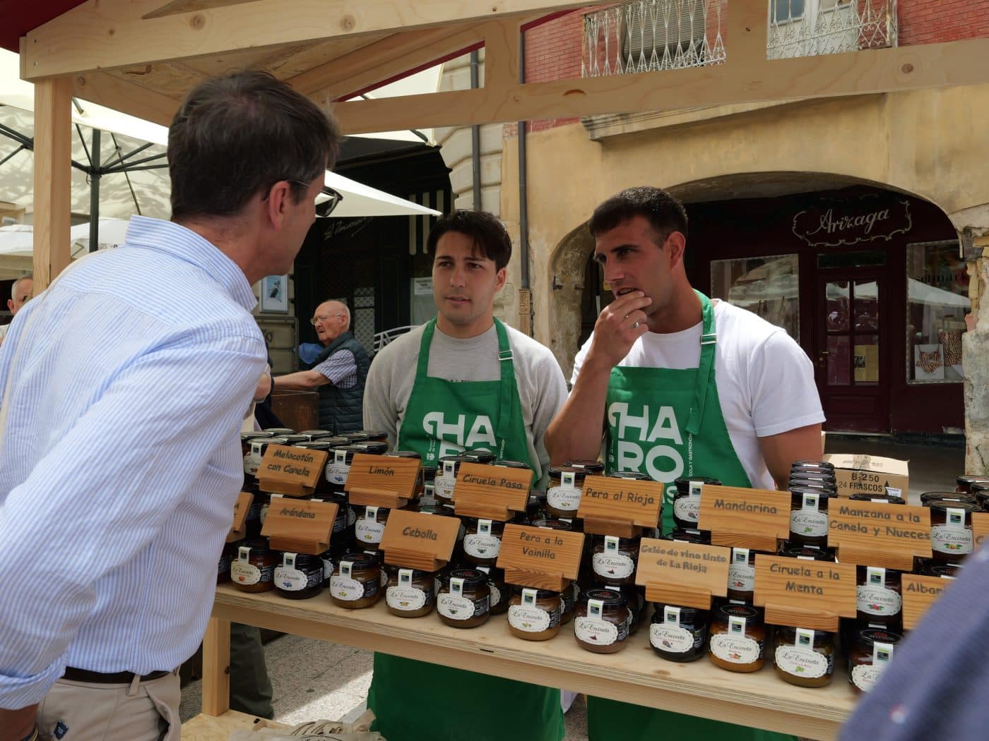 FOTOS: Capellán visita el mercado HAROmas en la plaza de la Paz 6