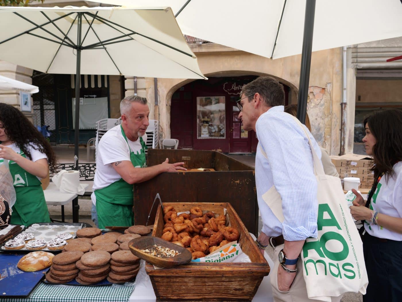 FOTOS: Capellán visita el mercado HAROmas en la plaza de la Paz 7