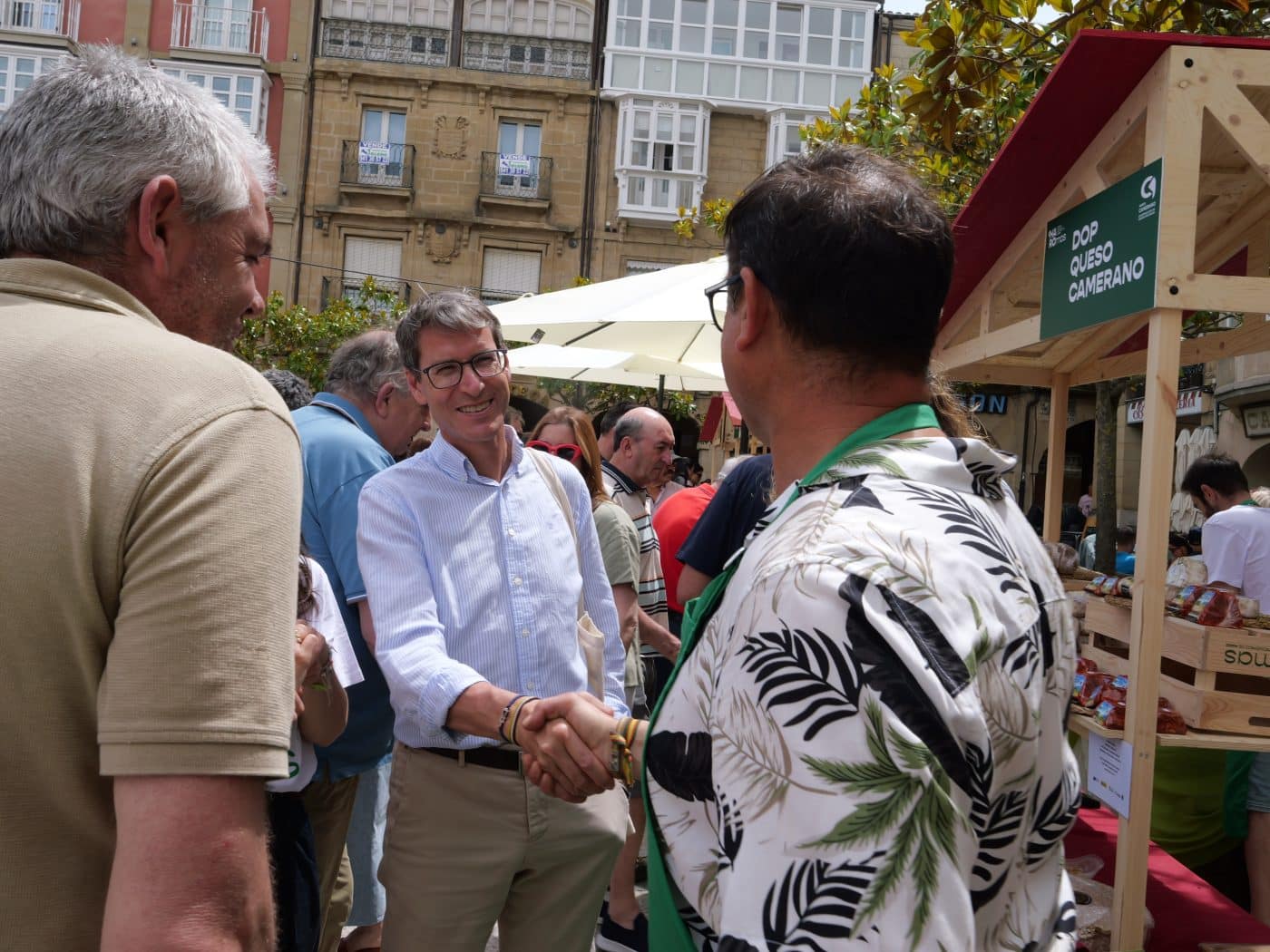 FOTOS: Capellán visita el mercado HAROmas en la plaza de la Paz 27