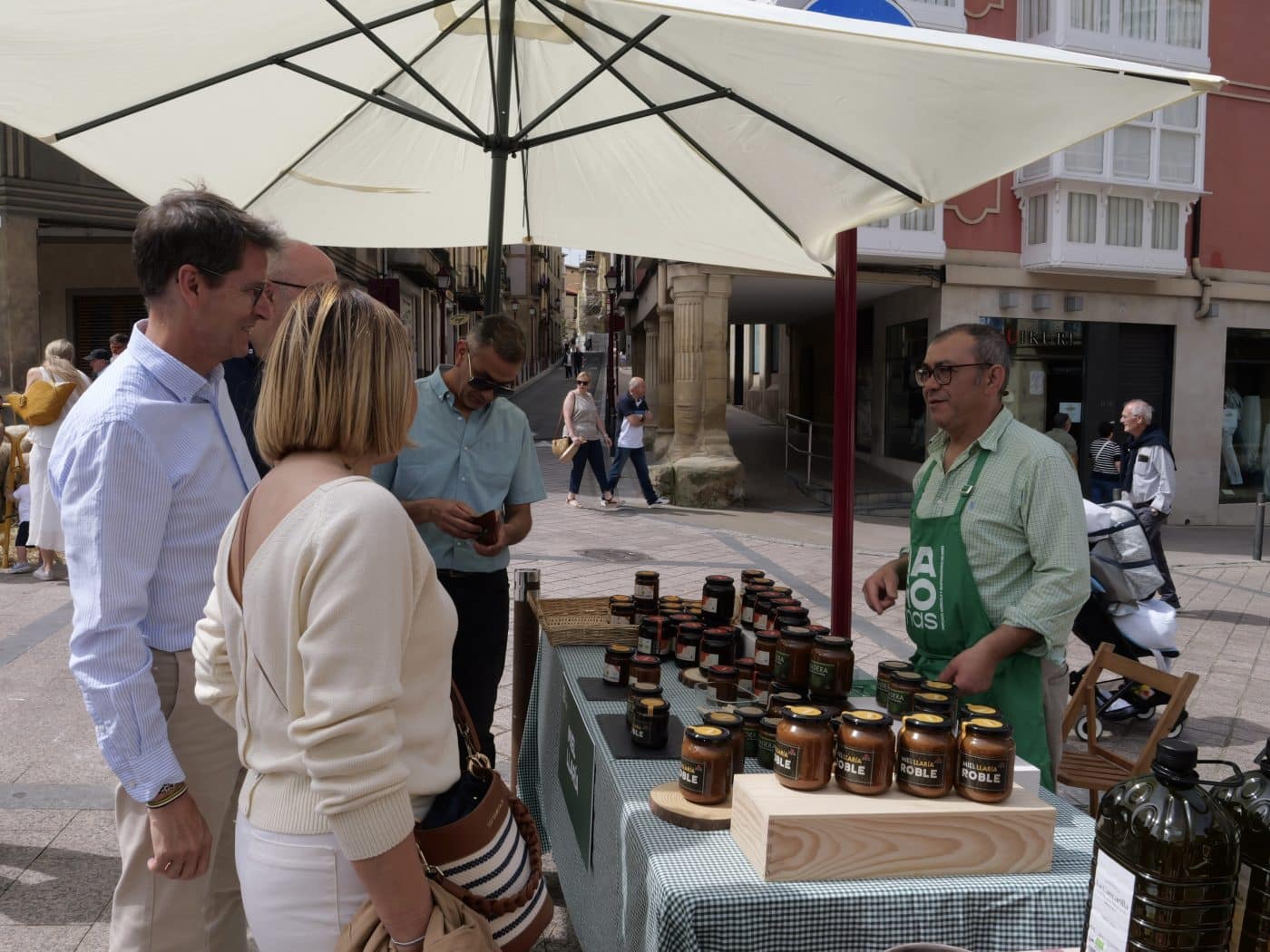 FOTOS: Capellán visita el mercado HAROmas en la plaza de la Paz 22