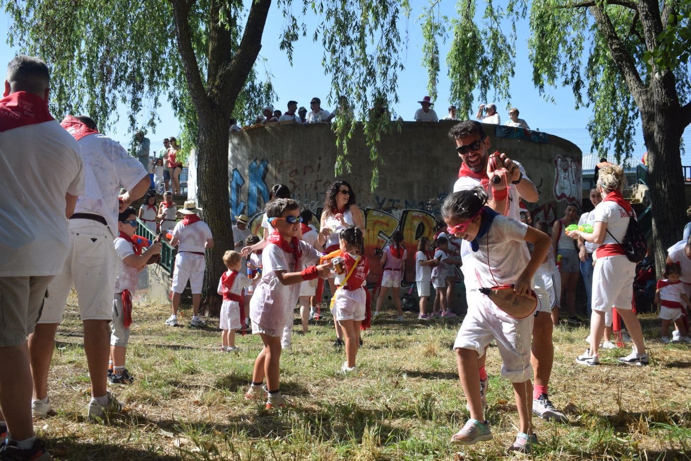 FOTOS: Los peques de Haro lo dan todo en su Batalla del Vino 70 FOTOS: Los peques de Haro lo dan todo en su Batalla del Vino 70
