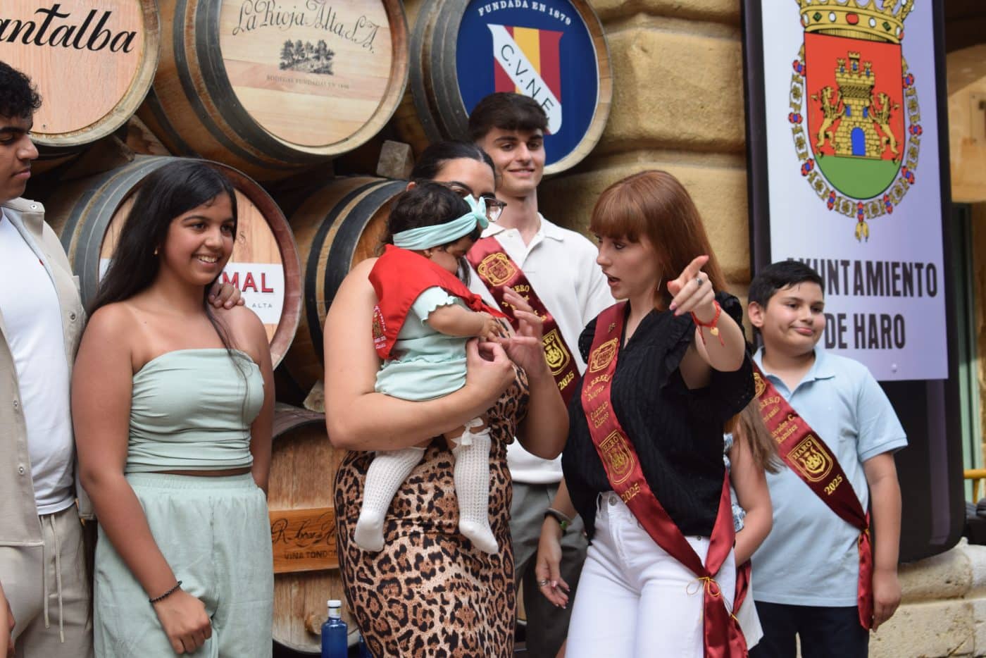 Unos 80 niños y niñas de Haro reciben su primer pañuelo de fiestas 38