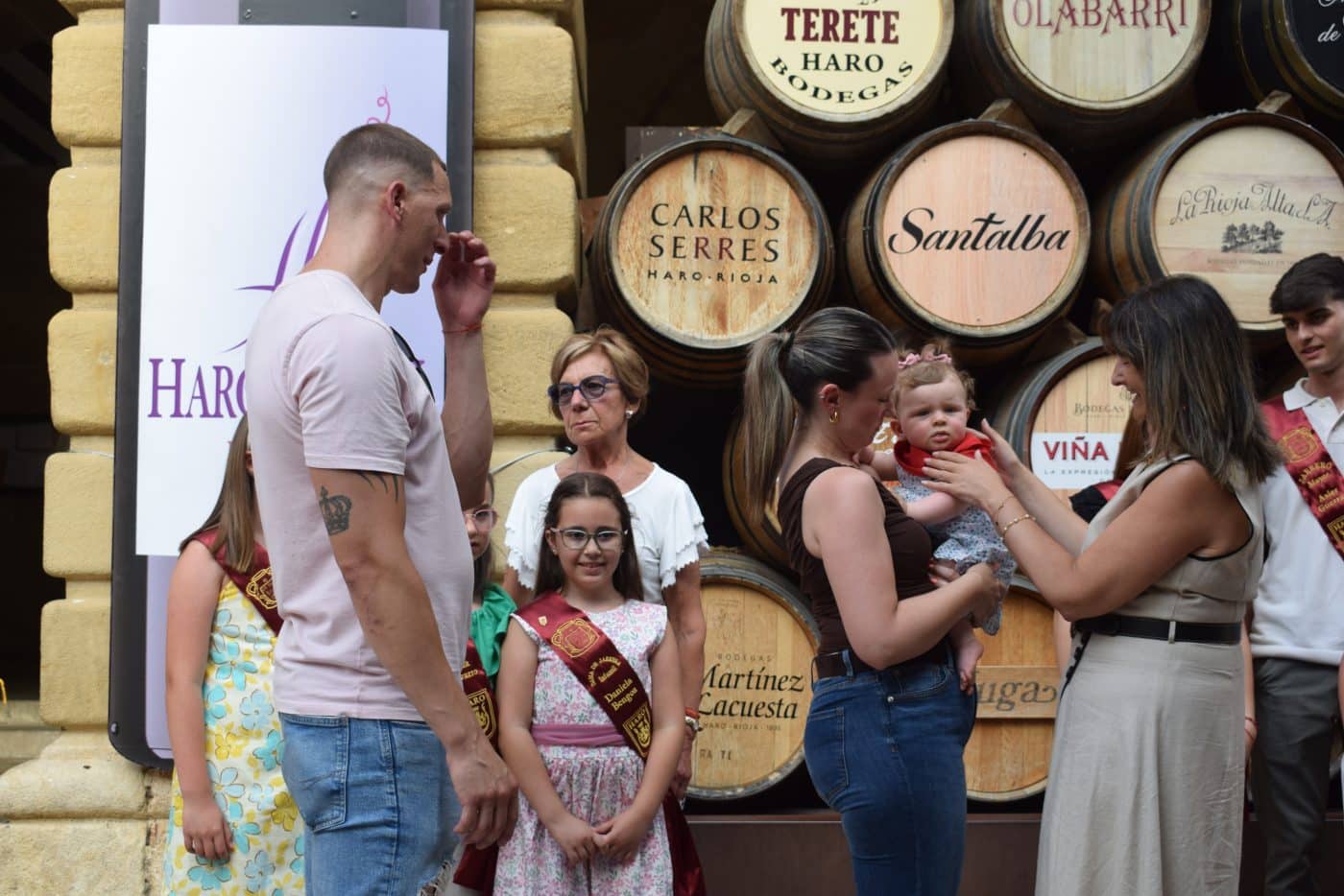 Unos 80 niños y niñas de Haro reciben su primer pañuelo de fiestas 27