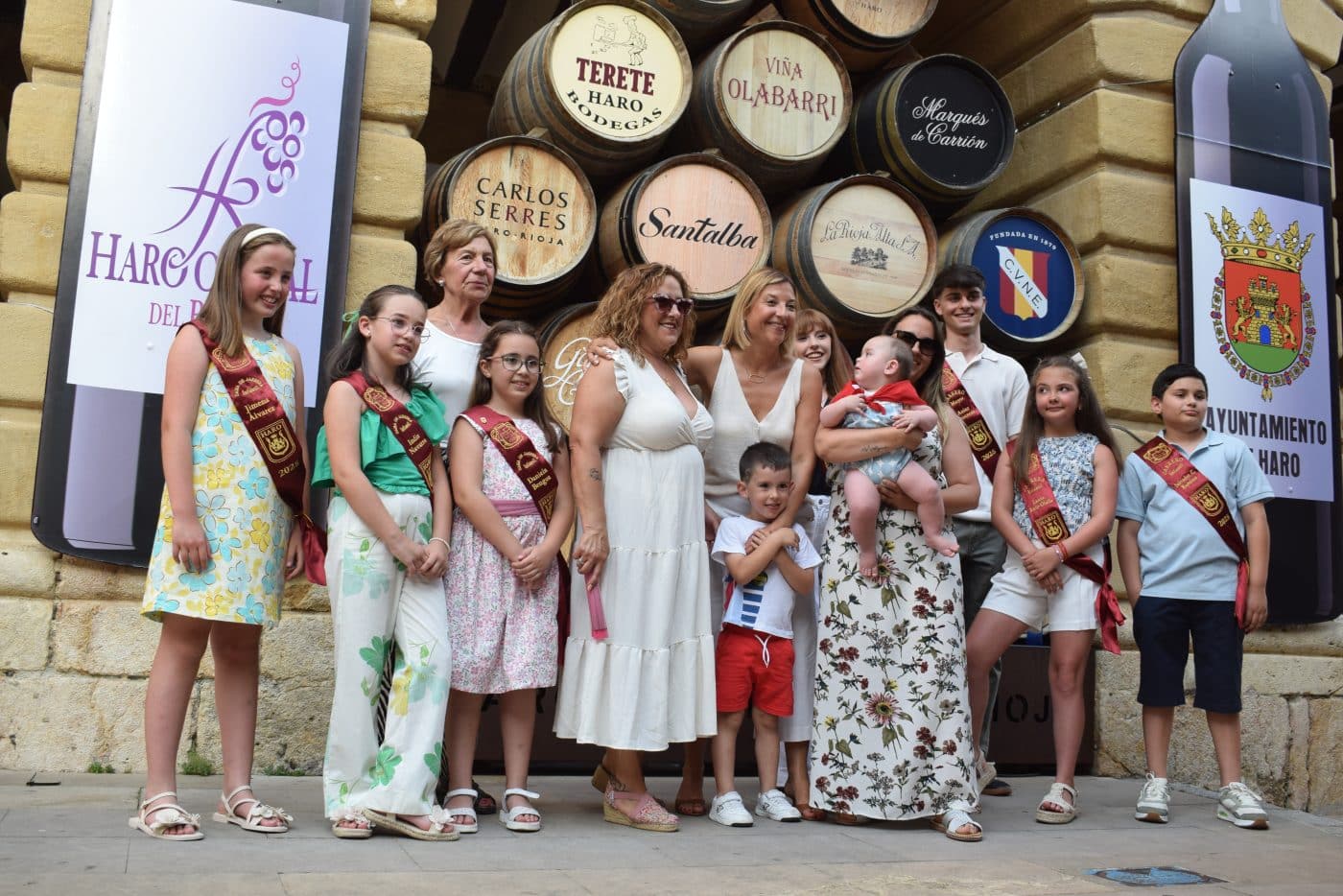 Unos 80 niños y niñas de Haro reciben su primer pañuelo de fiestas 15