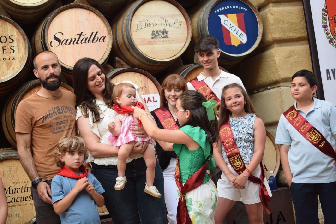 Unos 80 niños y niñas de Haro reciben su primer pañuelo de fiestas 4