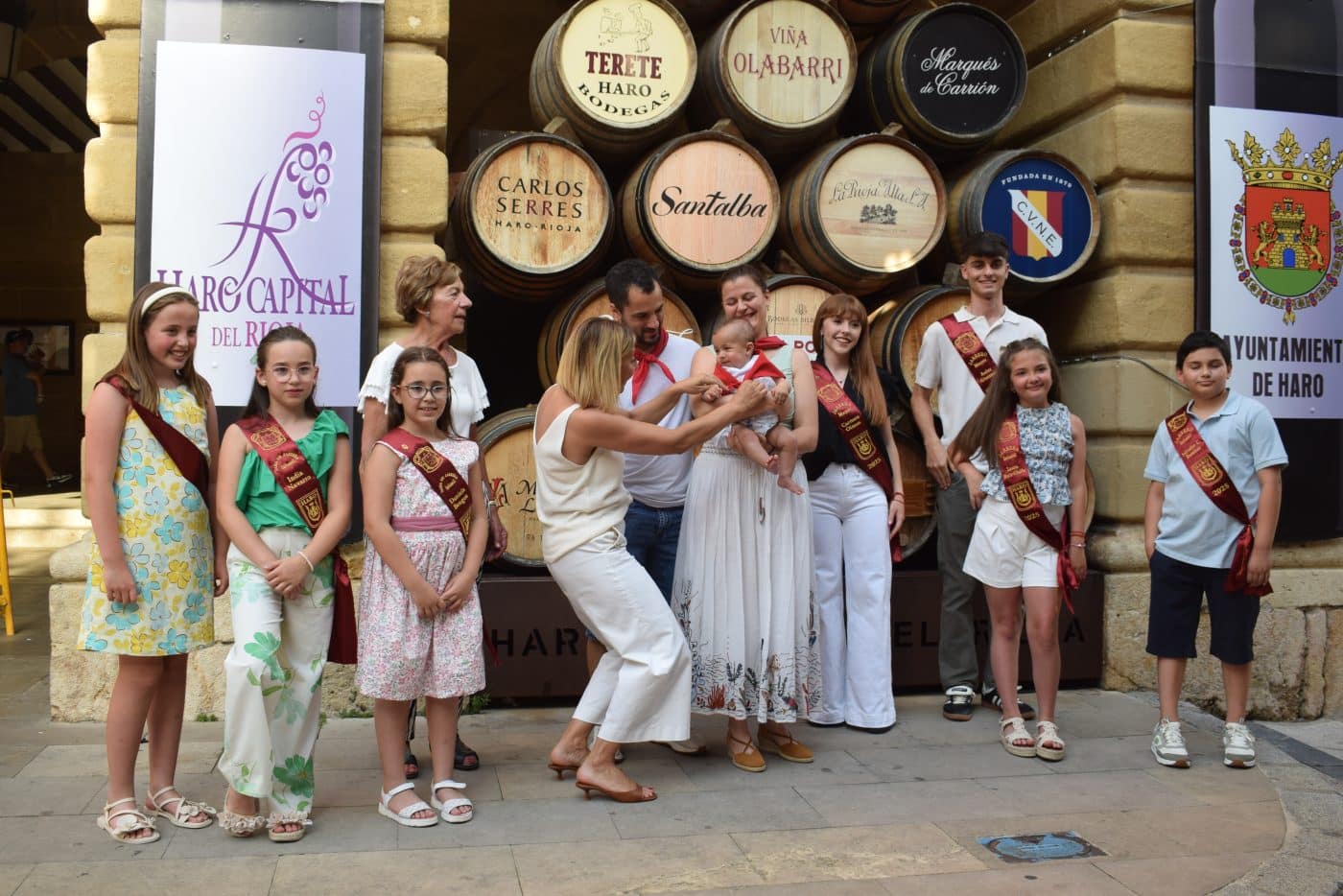 Unos 80 niños y niñas de Haro reciben su primer pañuelo de fiestas 22
