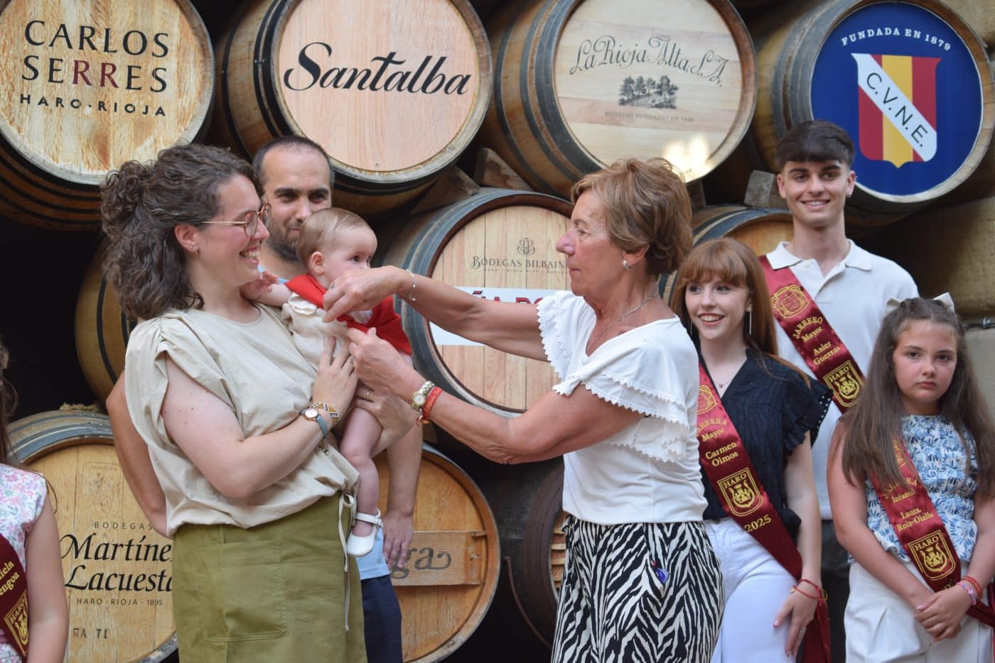 Unos 80 niños y niñas de Haro reciben su primer pañuelo de fiestas 18