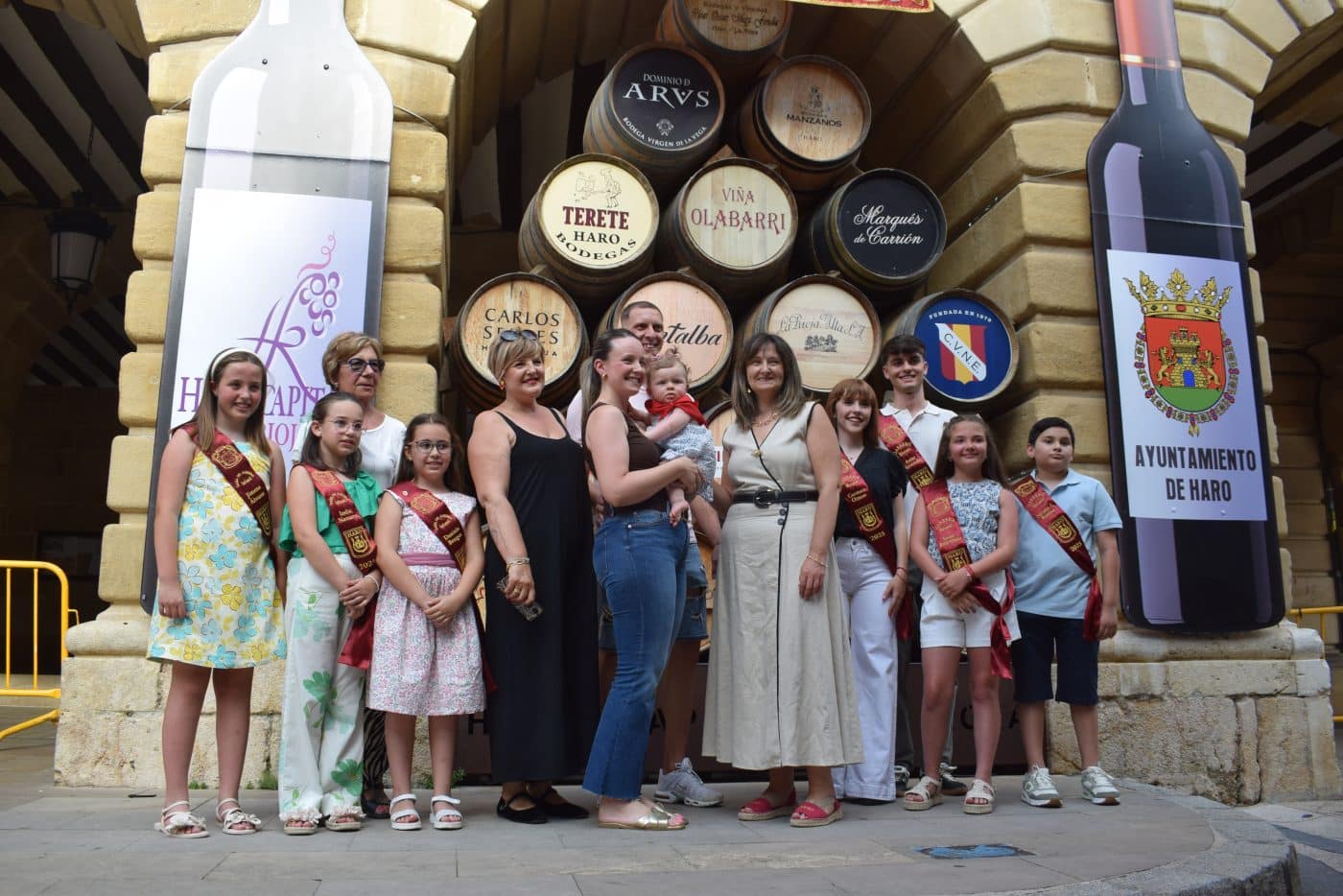 Unos 80 niños y niñas de Haro reciben su primer pañuelo de fiestas 10