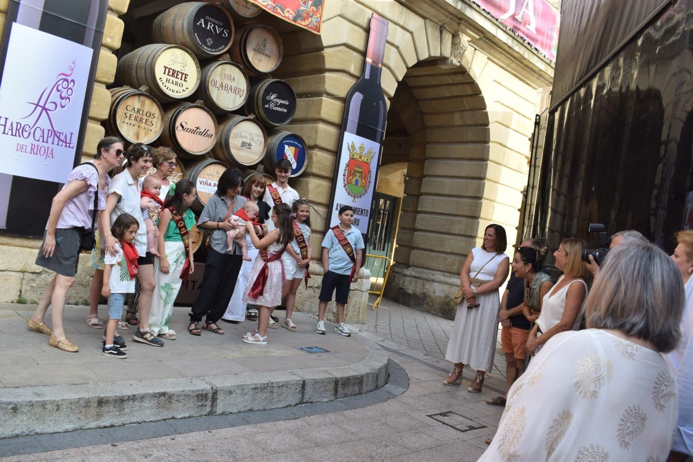 Unos 80 niños y niñas de Haro reciben su primer pañuelo de fiestas 1