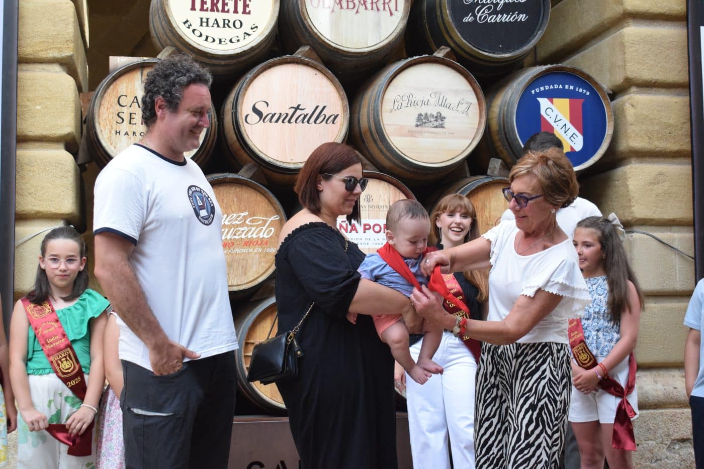 Unos 80 niños y niñas de Haro reciben su primer pañuelo de fiestas 26