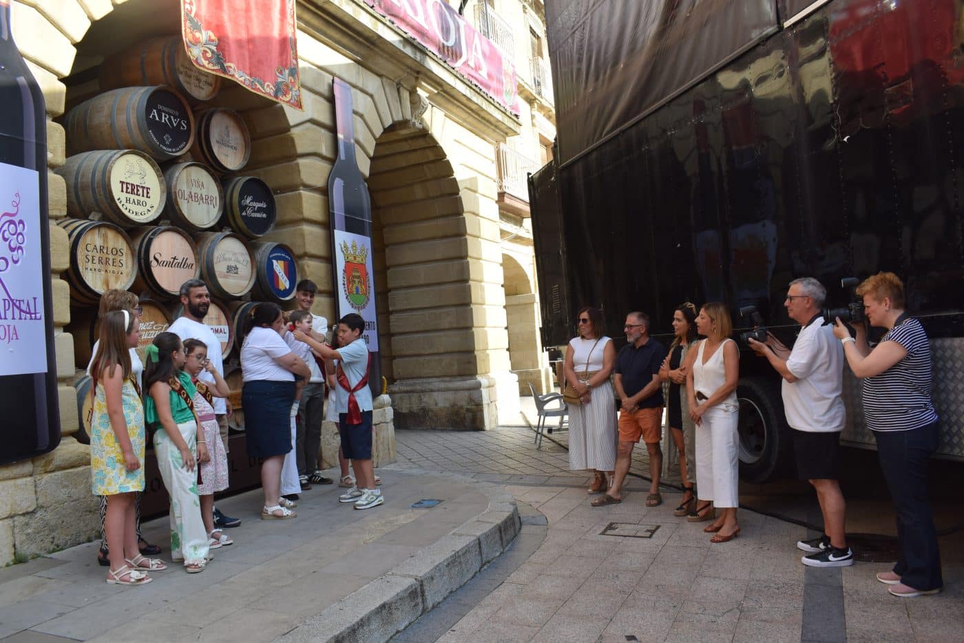 Unos 80 niños y niñas de Haro reciben su primer pañuelo de fiestas 36