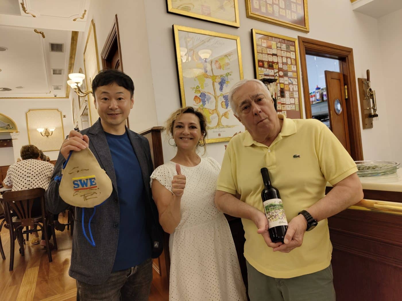 Haro conquista el corazón de doce japoneses con su Batalla del Vino: "Guardaré mi camisa manchada como recuerdo" 3