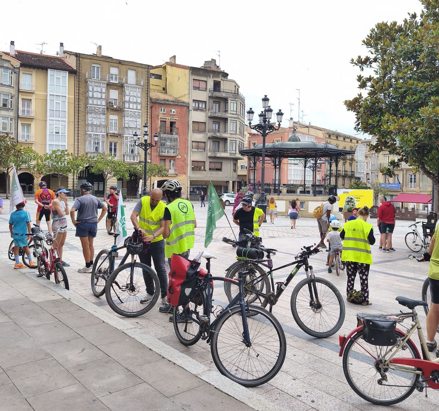 'Bicicletada' en Haro en defensa de los árboles centenarios de Bretón de los Herreros 3 'Bicicletada' en Haro en defensa de los árboles centenarios de Bretón de los Herreros 3