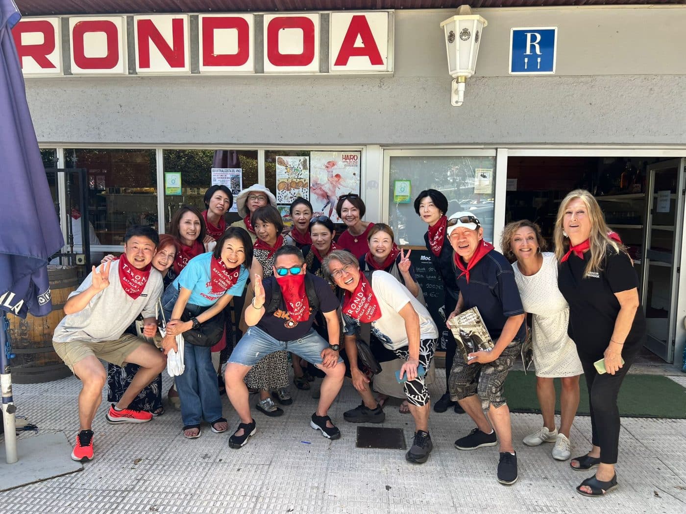 Haro conquista el corazón de doce japoneses con su Batalla del Vino: "Guardaré mi camisa manchada como recuerdo" 8