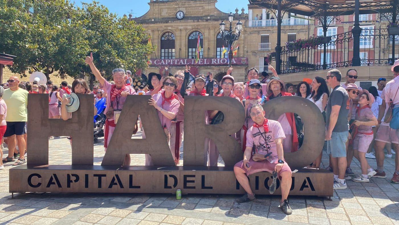 Haro conquista el corazón de doce japoneses con su Batalla del Vino: "Guardaré mi camisa manchada como recuerdo" 9