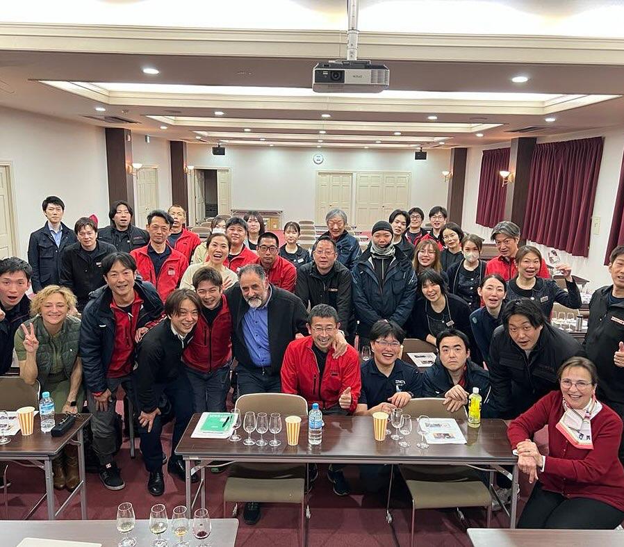 Haro conquista el corazón de doce japoneses con su Batalla del Vino: "Guardaré mi camisa manchada como recuerdo" 6