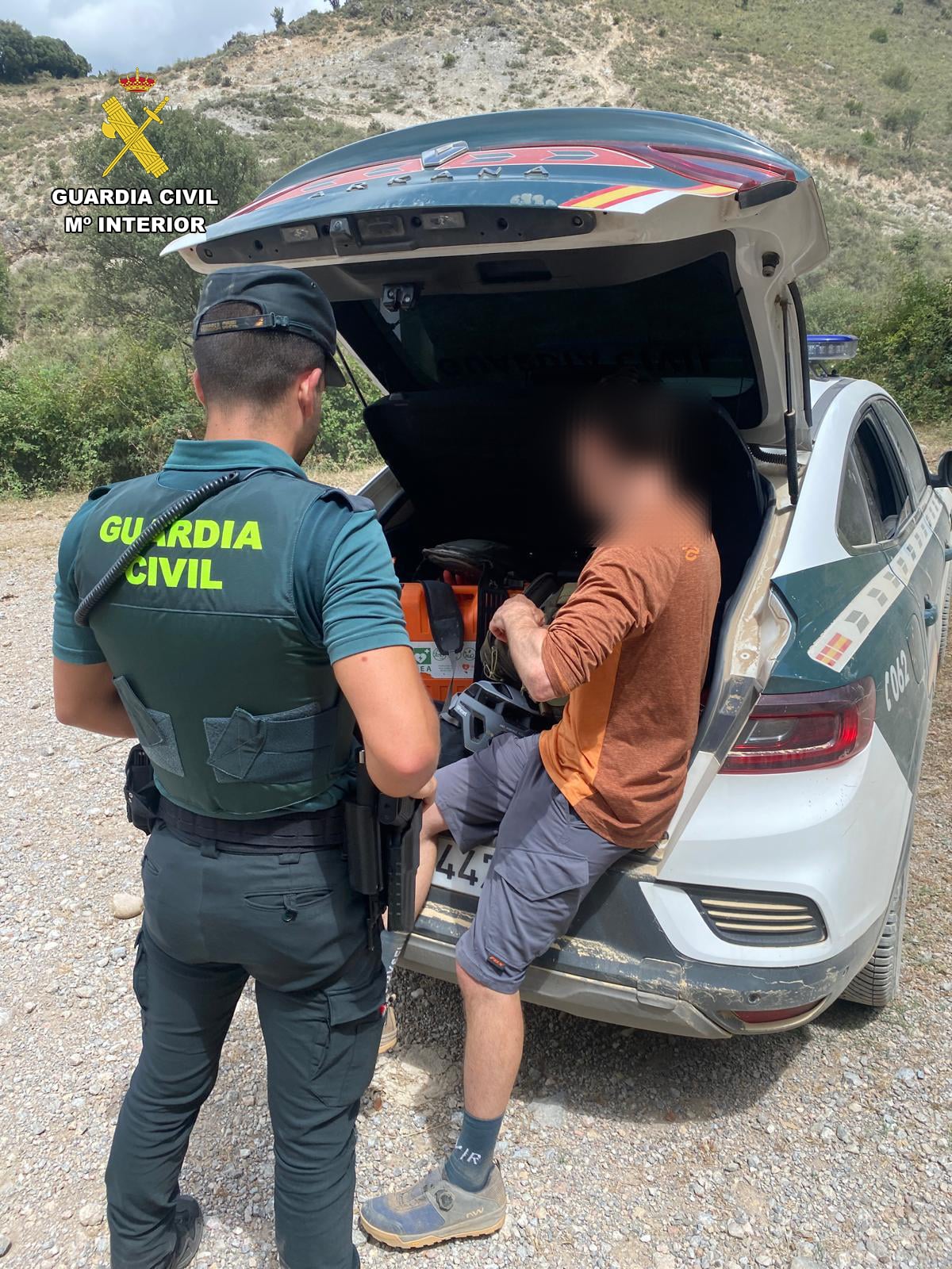 La Guardia Civil auxilia a un ciclista deshidratado y desorientado en una pista forestal entre Viguera y Torrecilla en Cameros 1 La Guardia Civil auxilia a un ciclista deshidratado y desorientado en una pista forestal entre Viguera y Torrecilla en Cameros 1