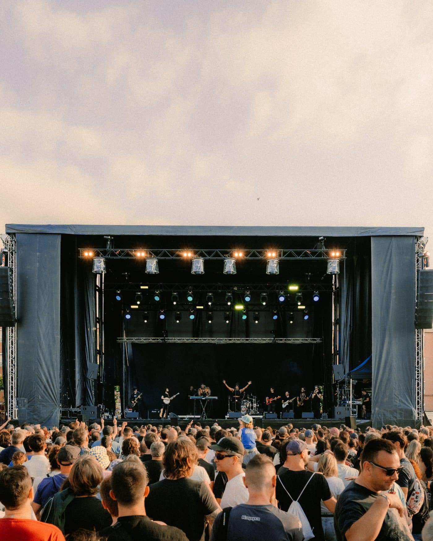 Más de 10.000 personas vibran en Santo Domingo con el arranque del Rockland Art* Fest 2025 3 Más de 10.000 personas vibran en Santo Domingo con el arranque del Rockland Art* Fest 2025 3