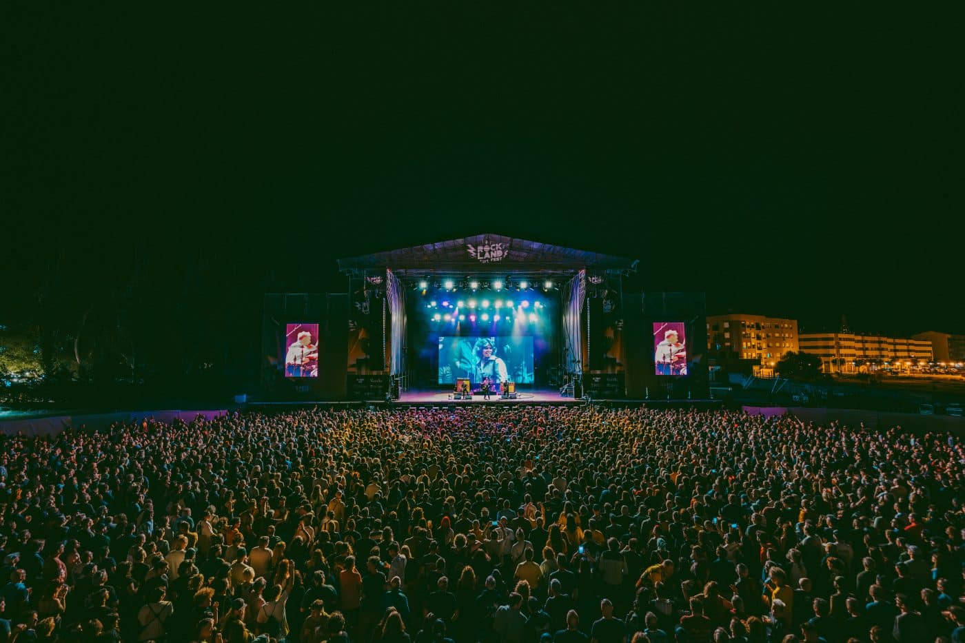 Más de 10.000 personas vibran en Santo Domingo con el arranque del Rockland Art* Fest 2025 1 Más de 10.000 personas vibran en Santo Domingo con el arranque del Rockland Art* Fest 2025 1