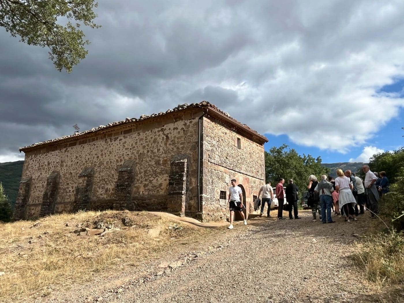 Viniegra de Abajo celebra la restauración del retablo de su ermita de Santiago 1