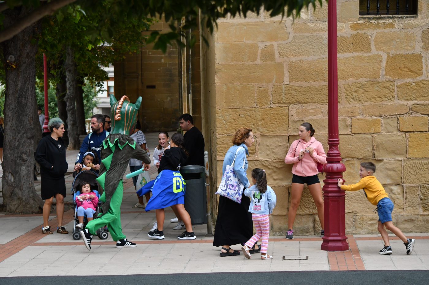 El Barrio de las Huertas sigue de fiesta: los cabezudos hacen disfrutar a los más pequeños 15