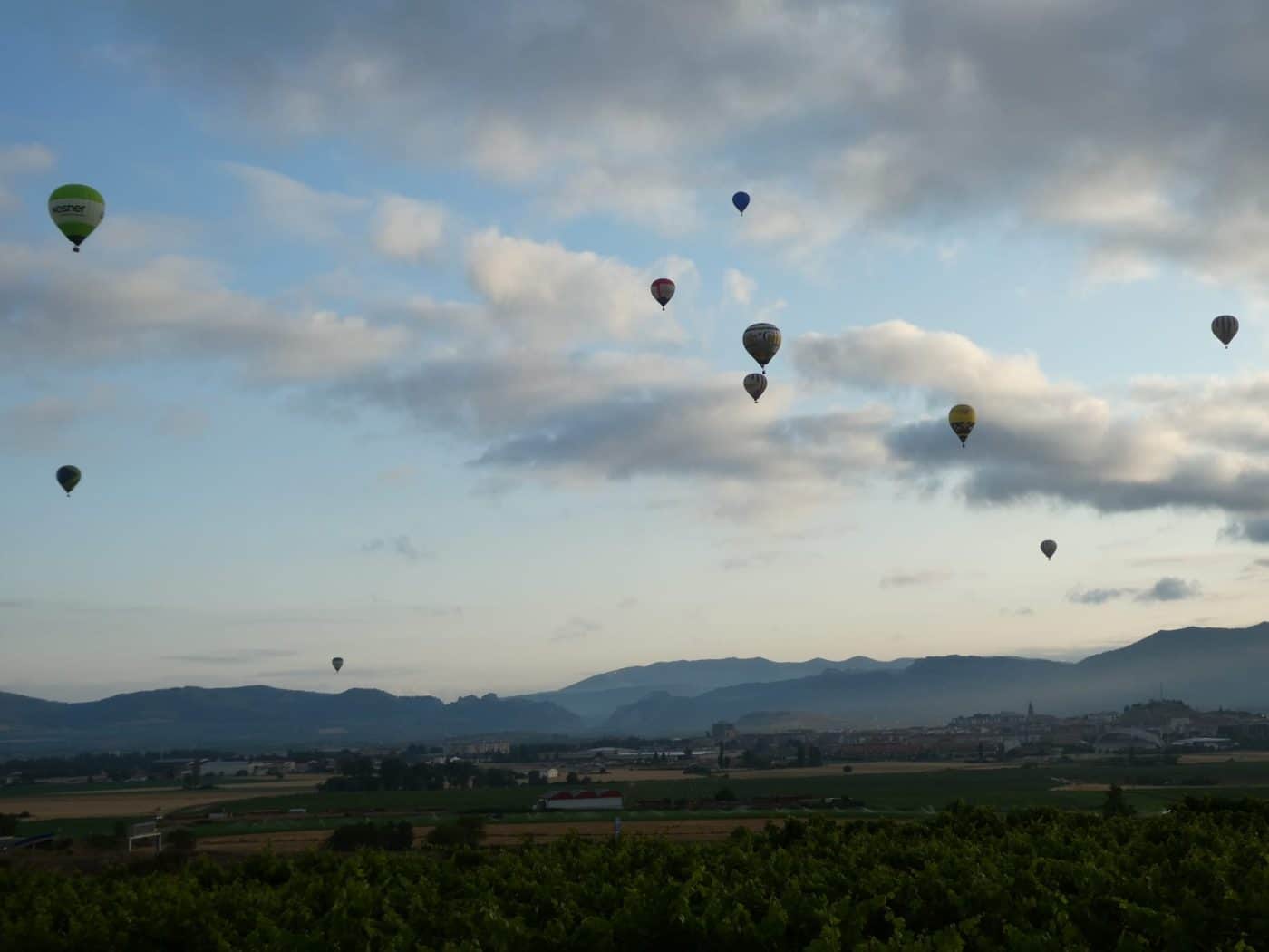 FOTOS: La mayor regata de globos de la historia de Haro continúa surcando los cielos 4