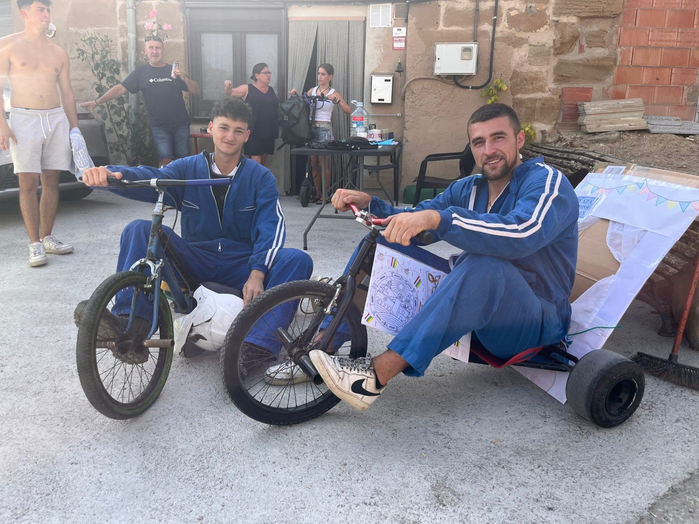 Treviana se lo pasa en grande con su primera carrera de 'autos-locos' 14 Treviana se lo pasa en grande con su primera carrera de 'autos-locos' 14