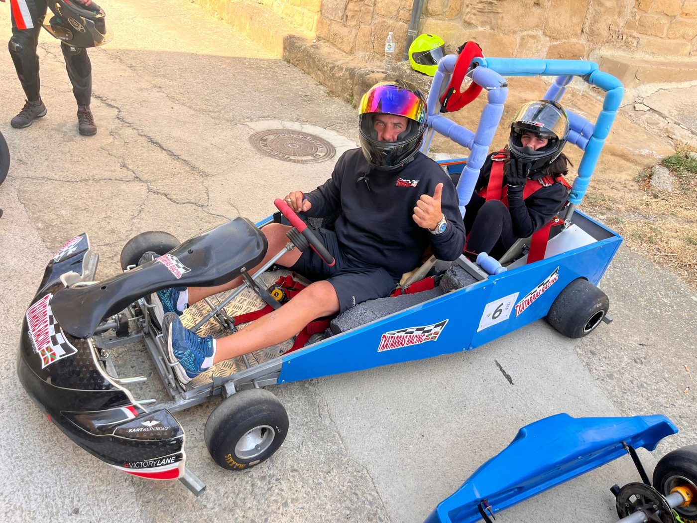 Treviana se lo pasa en grande con su primera carrera de 'autos-locos' 18 Treviana se lo pasa en grande con su primera carrera de 'autos-locos' 18
