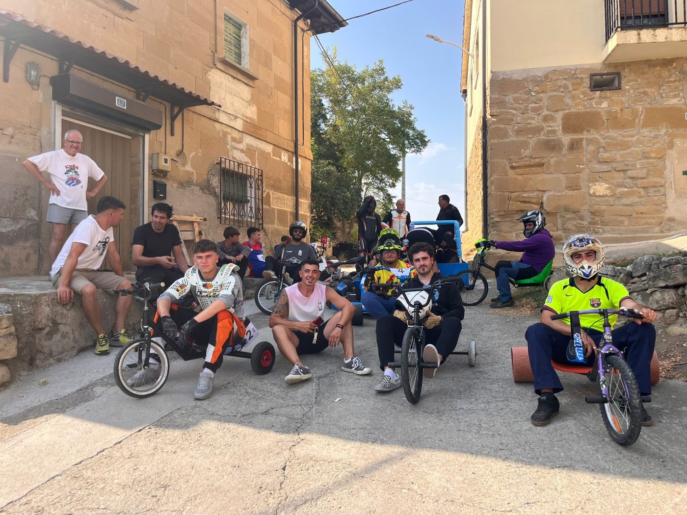 Treviana se lo pasa en grande con su primera carrera de 'autos-locos' 17 Treviana se lo pasa en grande con su primera carrera de 'autos-locos' 17