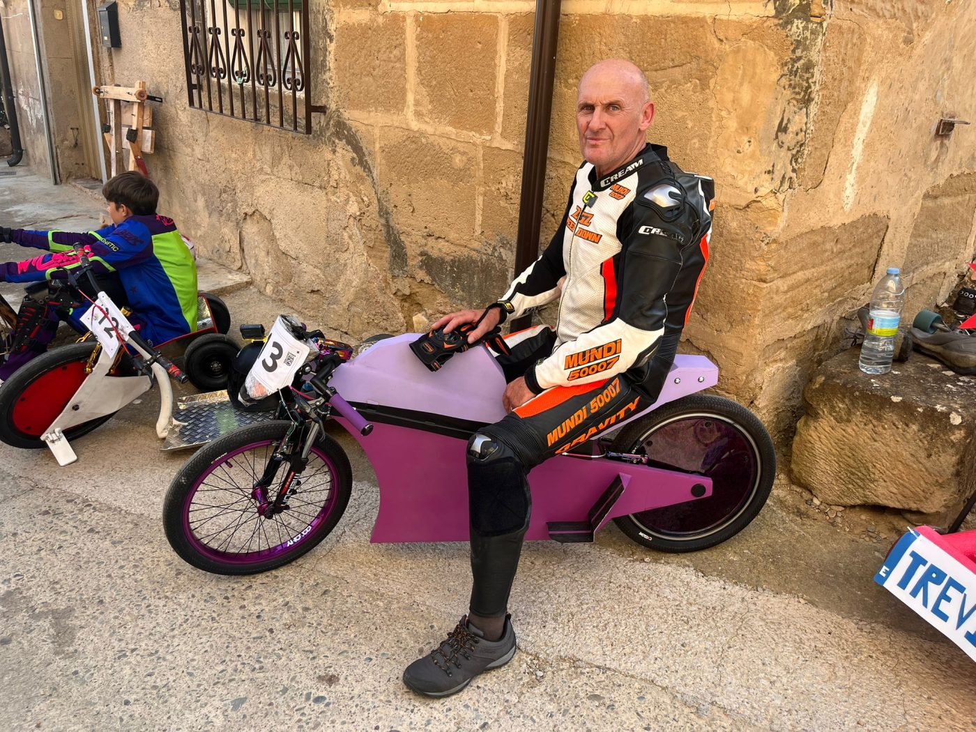 Treviana se lo pasa en grande con su primera carrera de 'autos-locos' 3 Treviana se lo pasa en grande con su primera carrera de 'autos-locos' 3