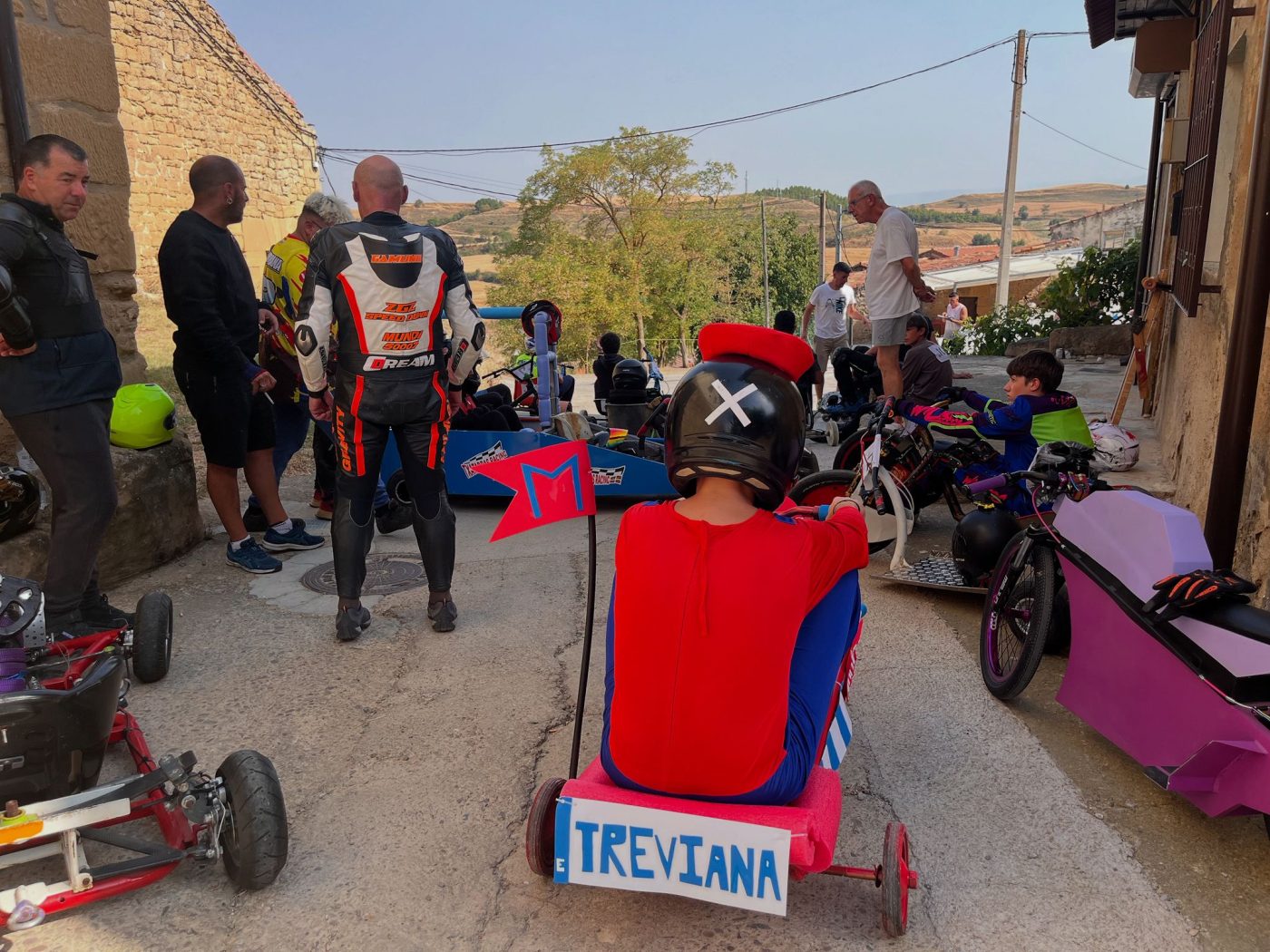 Treviana se lo pasa en grande con su primera carrera de 'autos-locos' 8 Treviana se lo pasa en grande con su primera carrera de 'autos-locos' 8