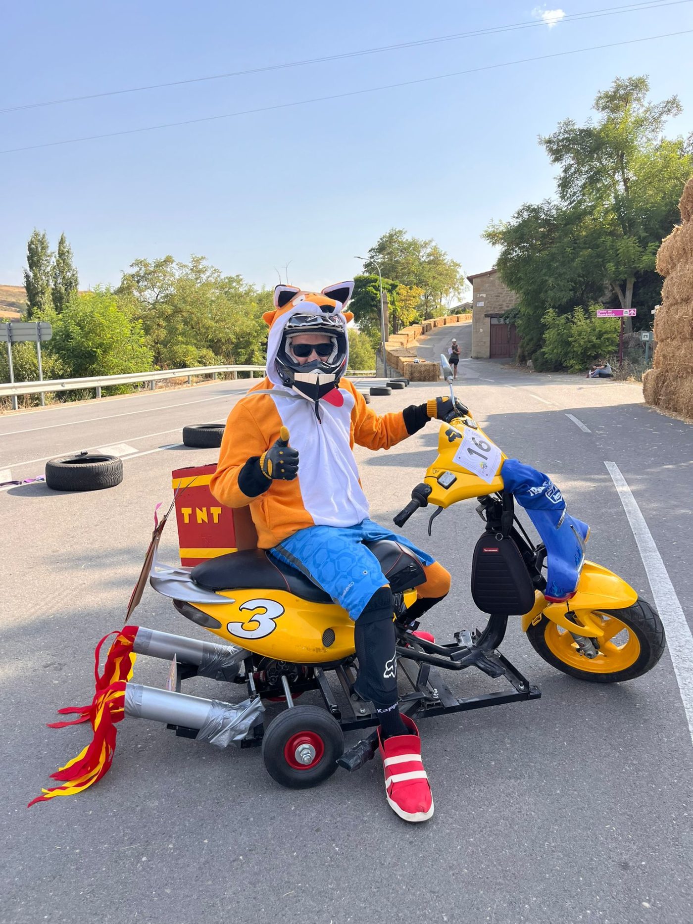 Treviana se lo pasa en grande con su primera carrera de 'autos-locos' 13 Treviana se lo pasa en grande con su primera carrera de 'autos-locos' 13