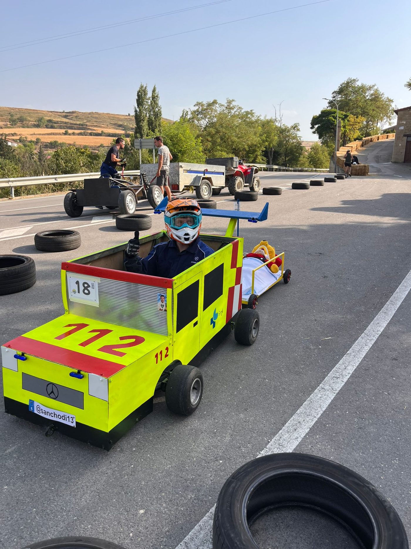 Treviana se lo pasa en grande con su primera carrera de 'autos-locos' 11 Treviana se lo pasa en grande con su primera carrera de 'autos-locos' 11