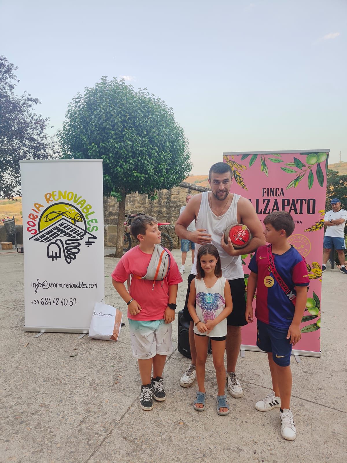 Treviana se lo pasa en grande con su primera carrera de 'autos-locos' 2 Treviana se lo pasa en grande con su primera carrera de 'autos-locos' 2