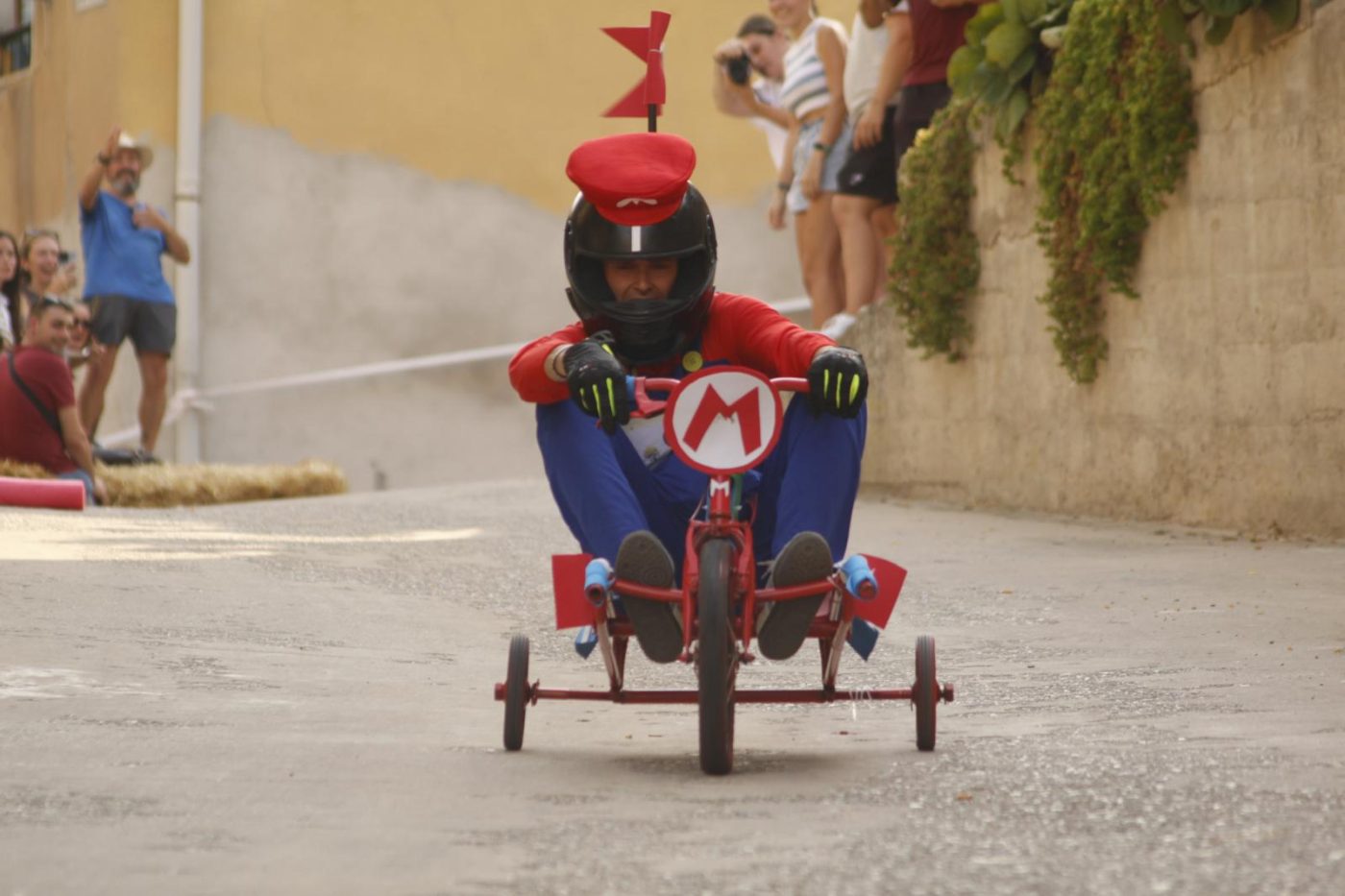 Treviana se lo pasa en grande con su primera carrera de 'autos-locos' 16 Treviana se lo pasa en grande con su primera carrera de 'autos-locos' 16
