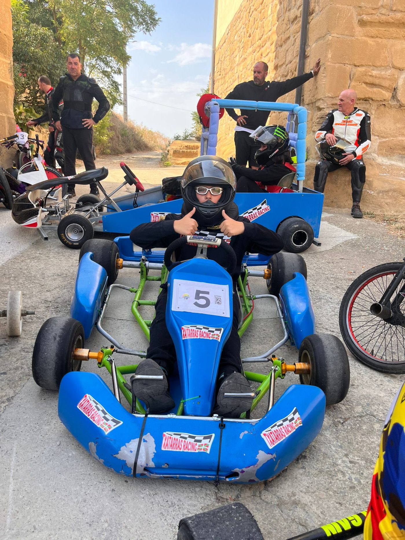 Treviana se lo pasa en grande con su primera carrera de 'autos-locos' 10 Treviana se lo pasa en grande con su primera carrera de 'autos-locos' 10